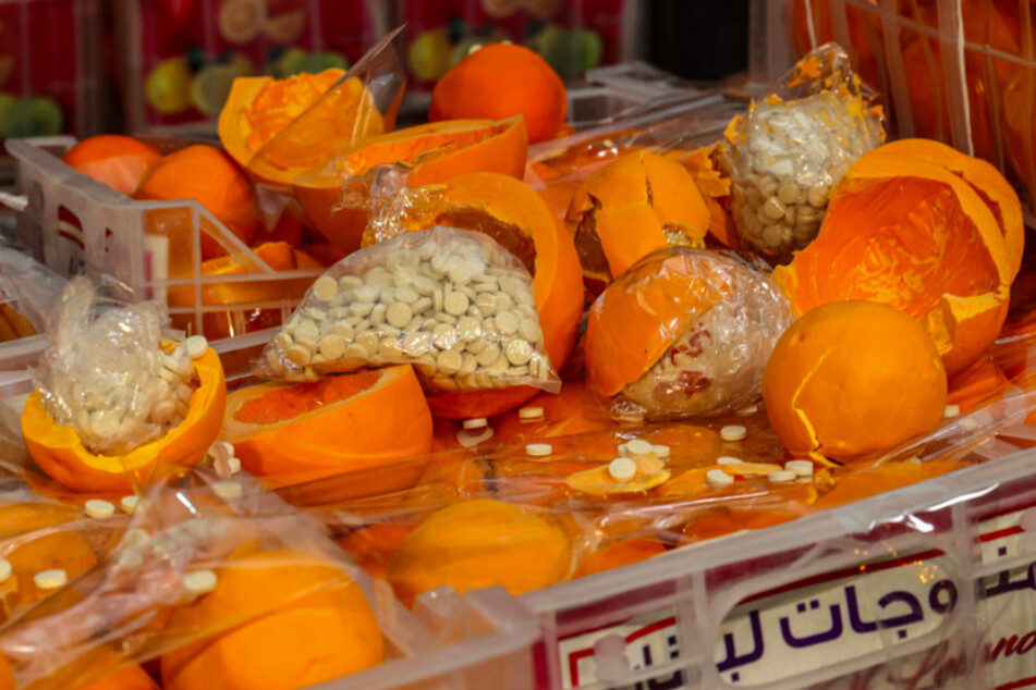 Im Libanon stießen Fahnder im Dezember auf Captagon-Tabletten, die in ausgehöhlte Orangen gequetscht waren.