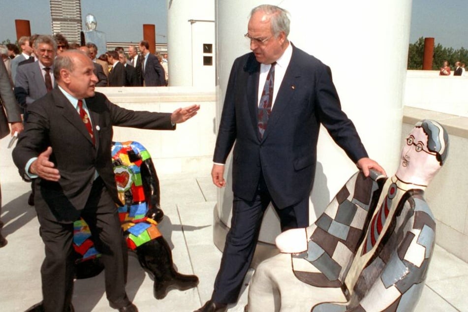 1992: Gestenreich diskutiert der Autor und Architekt Gustav Peichl (l) mit dem damaligen Bundeskanzler Helmut Kohl auf dem Dach der Bundeskunsthalle über die Skulpturen der französischen Künstlerin Nikki de Saint Phalle.