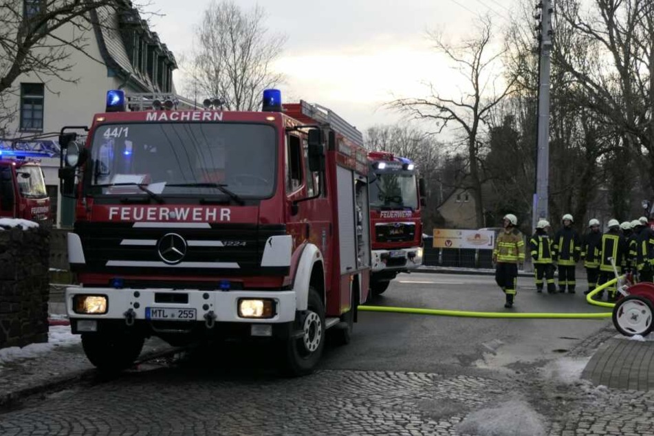 Im Dachstuhl eines leerstehenden Gebäudes hatten Matratzen Feuer gefangen. Die Ermittler sollen derzeit von Brandstiftung ausgehen.