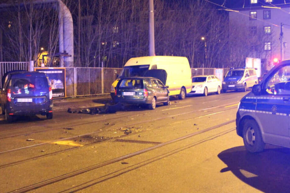 An der Ausfahrt des REWE-Parkplatzes stießen zwei Autos zusammen.
