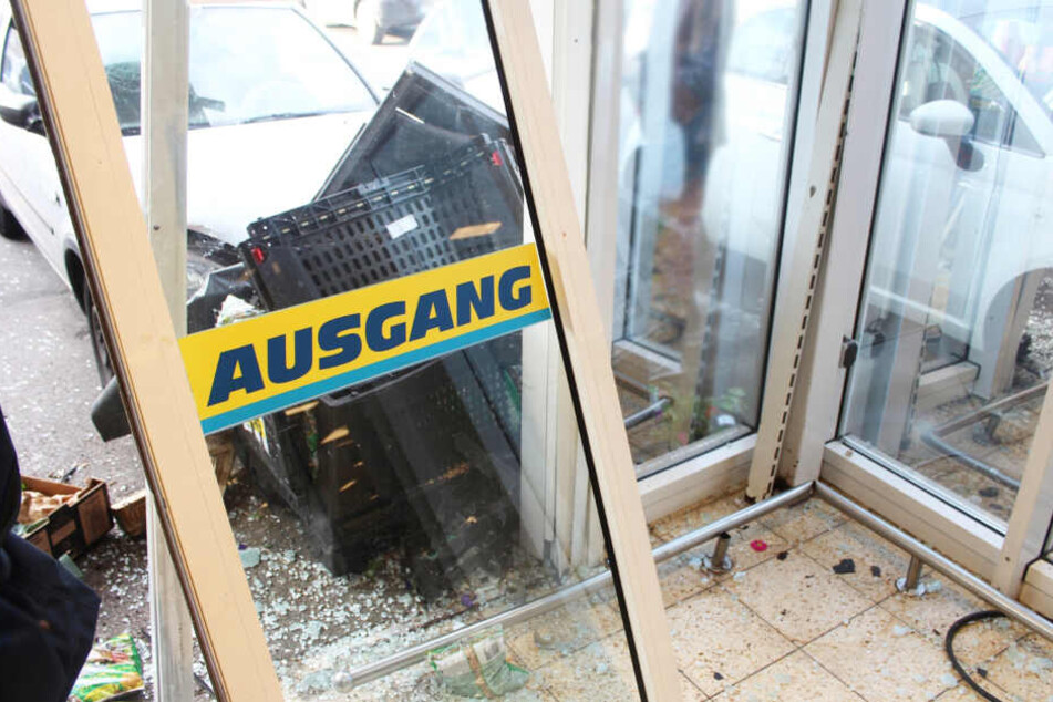 Der Eingangsbereich des Supermarkts war nach dem Crash Schrott.