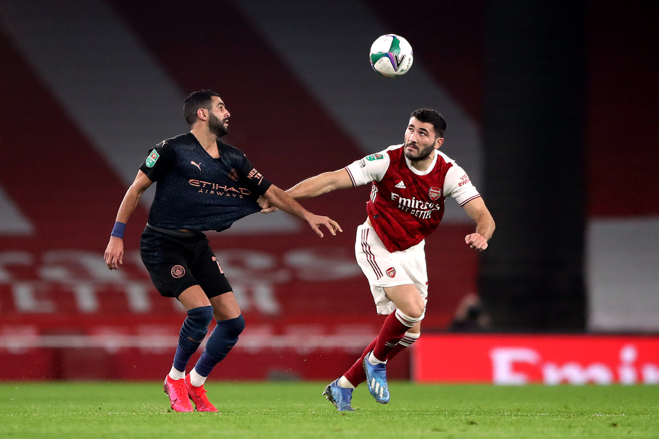 Sead Kolasinac (r.) steht beim Premier-League-Klub FC Arsenal unter Vertrag und kickte bereits von 2011 bis 2017 für den FC Schalke 04.