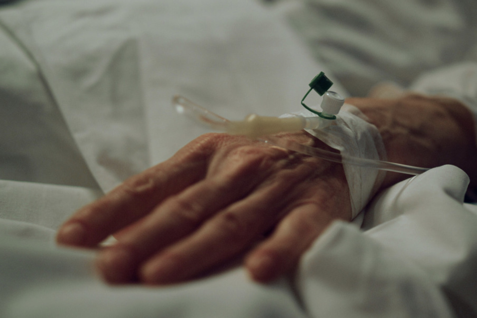 Seniorin stirbt nach Zusammenbruch in Klinik: Ihr Tod gibt der Polizei Rätsel auf