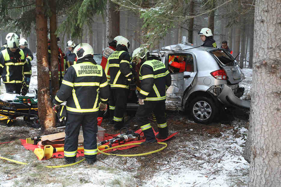 Die Frau musste aus ihrem Wagen befreit werden.