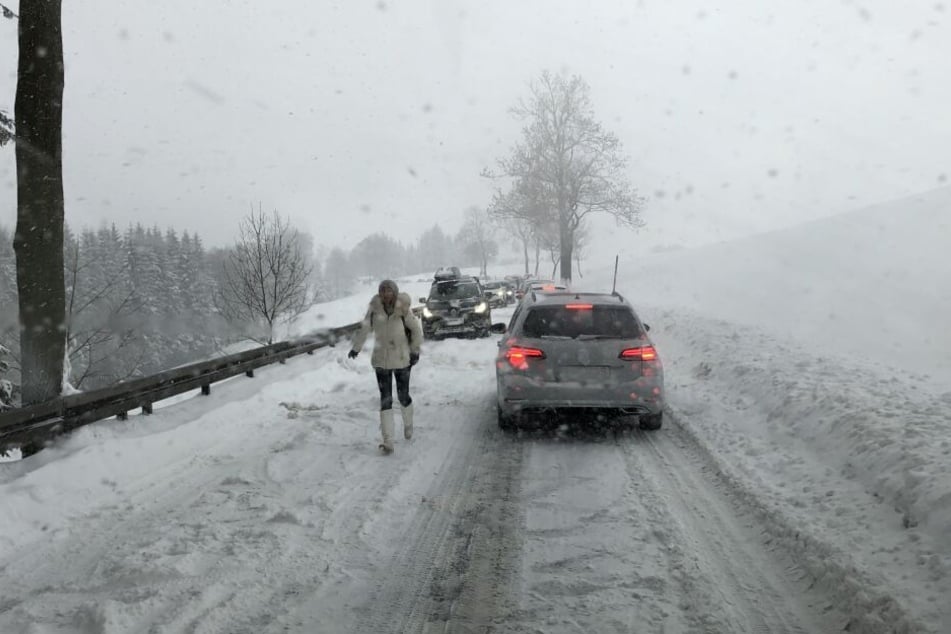 Schon am Sonntag gab es zahlreiche Behinderungen durch den Neuschnee, wie hier in Oberwiesenthal.