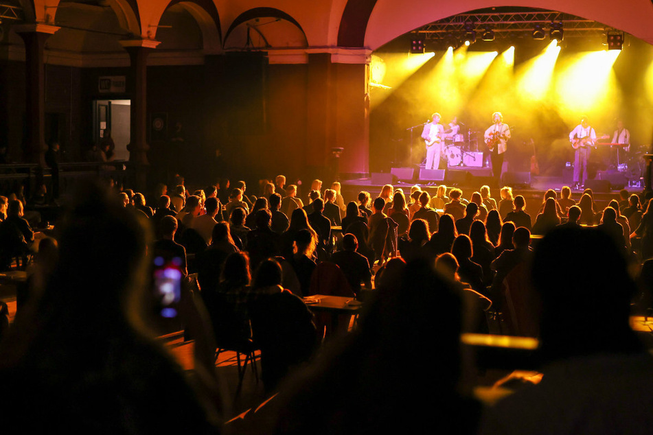 Konzertbesucher bei dem Konzert des Musikers Fil Bo Riva (28) im Felsenkeller in Leipzig.
