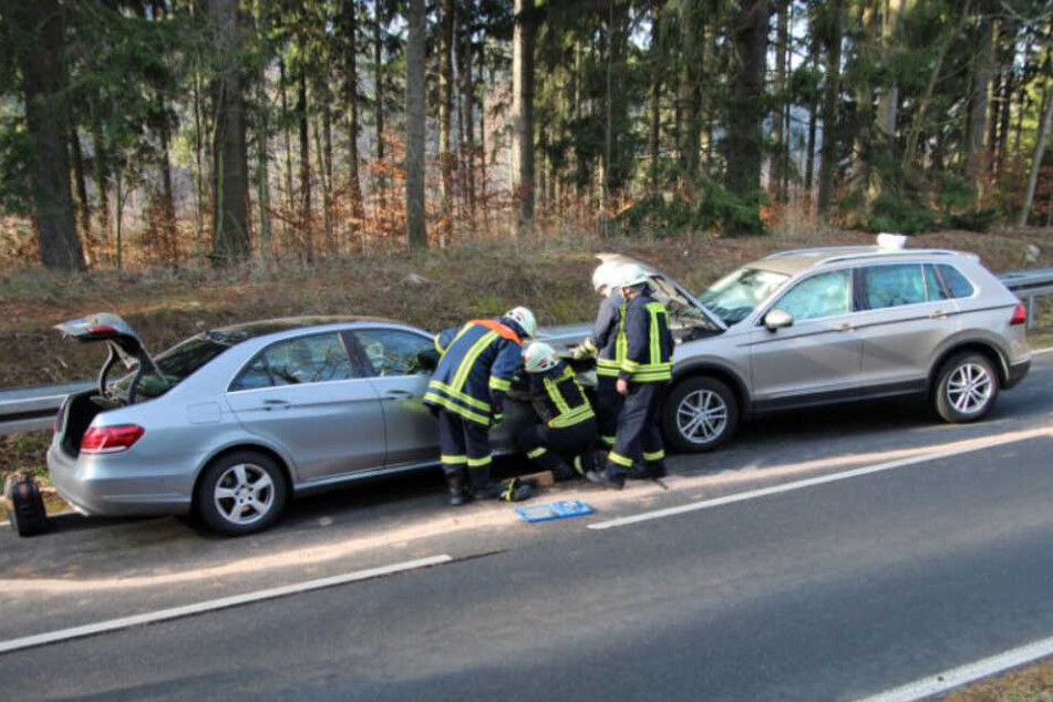 Zwei Autos stießen auf der B171 zwischen Hartmannsdorf-Reichenau und Hennersdorf frontal zusammen.