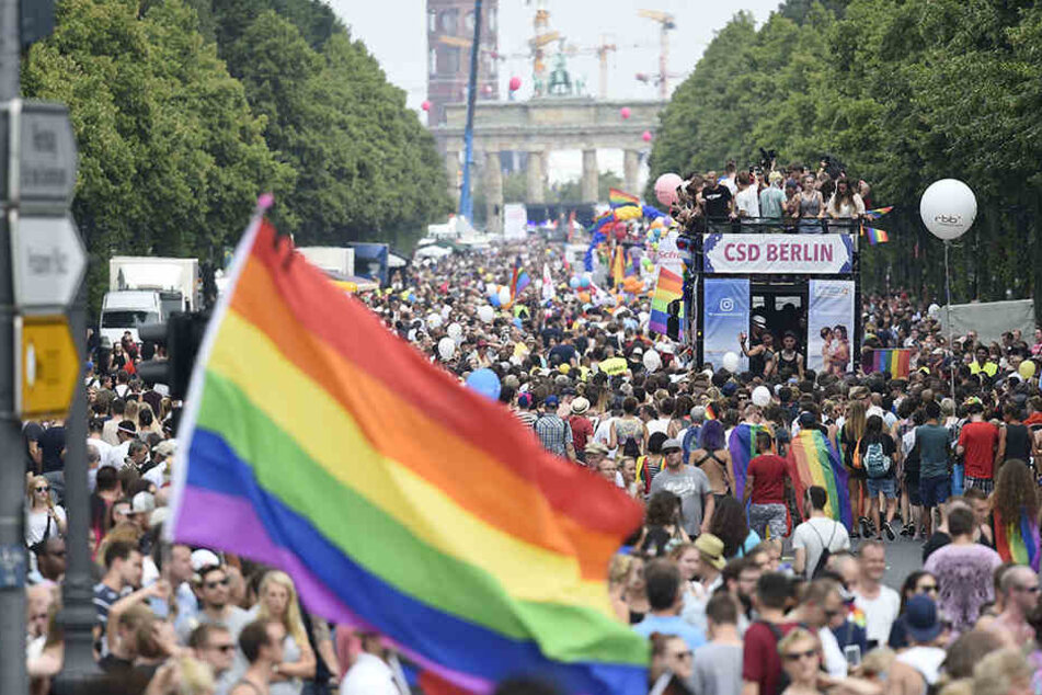 Ziel der Parade ist das Brandenburger Tor.