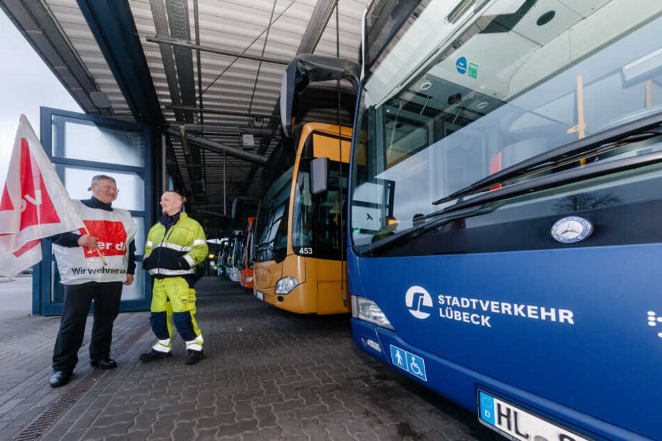 Streikende Busfahrer stehen in Lübeck (Schleswig-Holstein) in einem Busdepot.