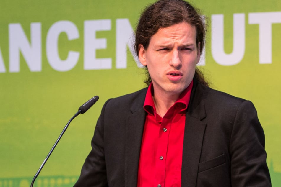 Auf Drängen des Rechtsanwalts und sächsischen Grünen-Chefs Jürgen Kasek sowie des Aktionsnetzwerks "Leipzig nimmt Platz" änderte der Verfassungsschutz seinen Bericht.