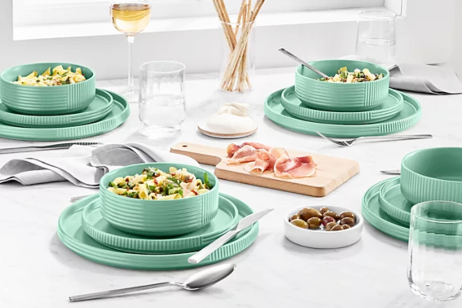 What? Macy's is selling this high-quality dinnerware sets so cheap!