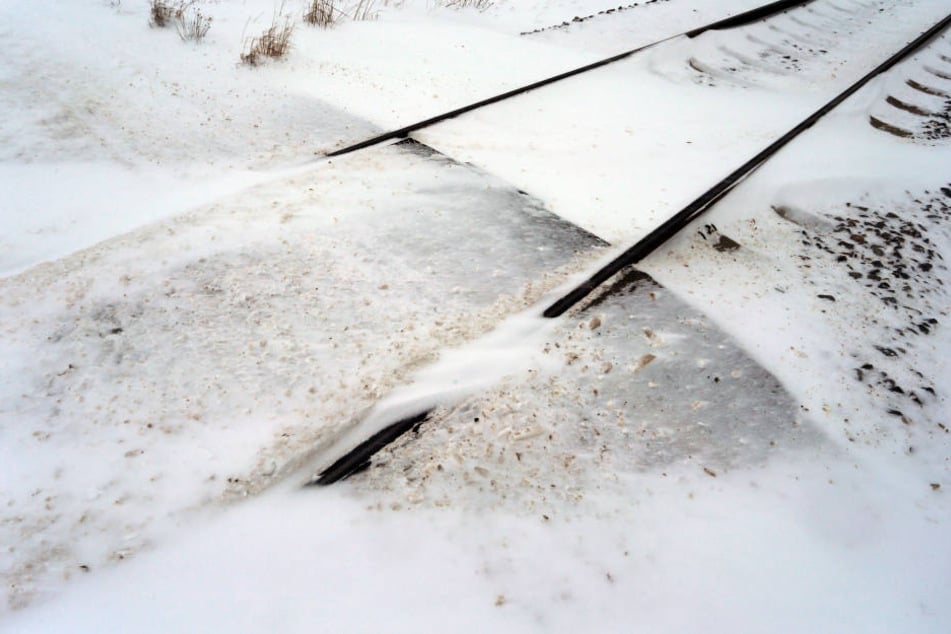 Schnee und Eis machen die Schienen unpassierbar.
