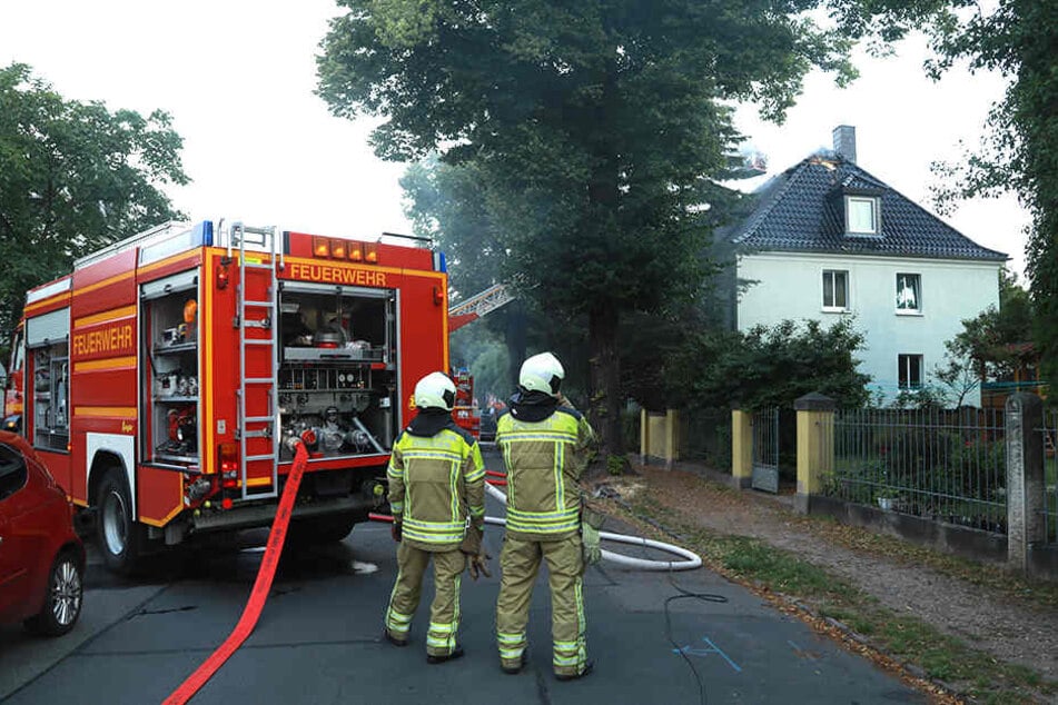 Wegen eines brennenden Dachstuhls ist die Feuerwehr in Dresden im Einsatz.