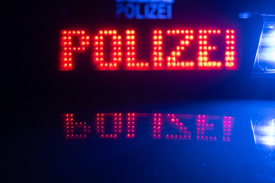 Wegen Mutprobe: 18-Jähriger springt aus fahrendem Auto