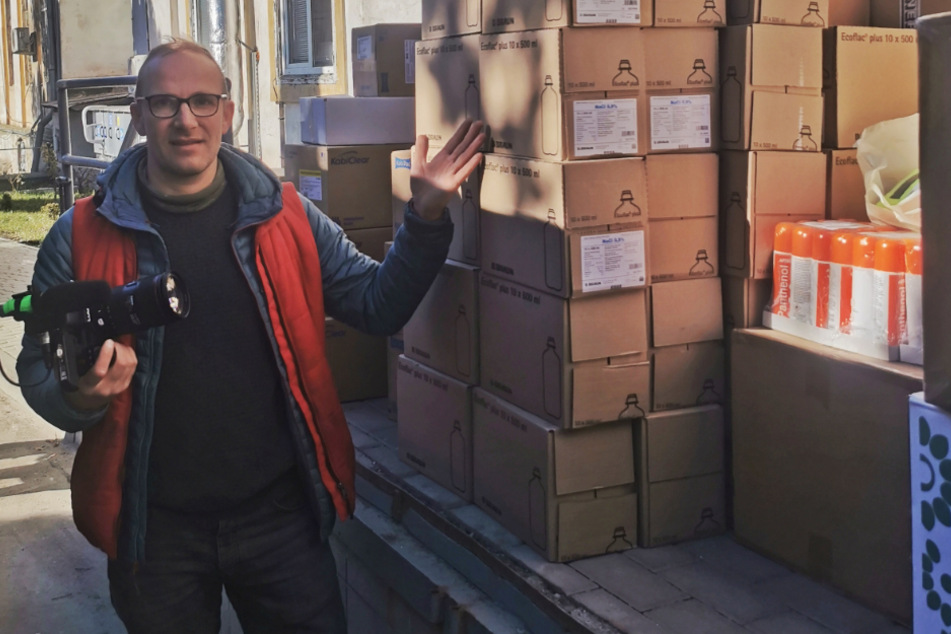 Redakteur Markus Weinberg wollte die Spendenaktion nur dokumentieren, unterstützte dann aber spontan selbst. Hier steht er am Krankenhaus in Lwiw vor den mitgebrachten Spenden.