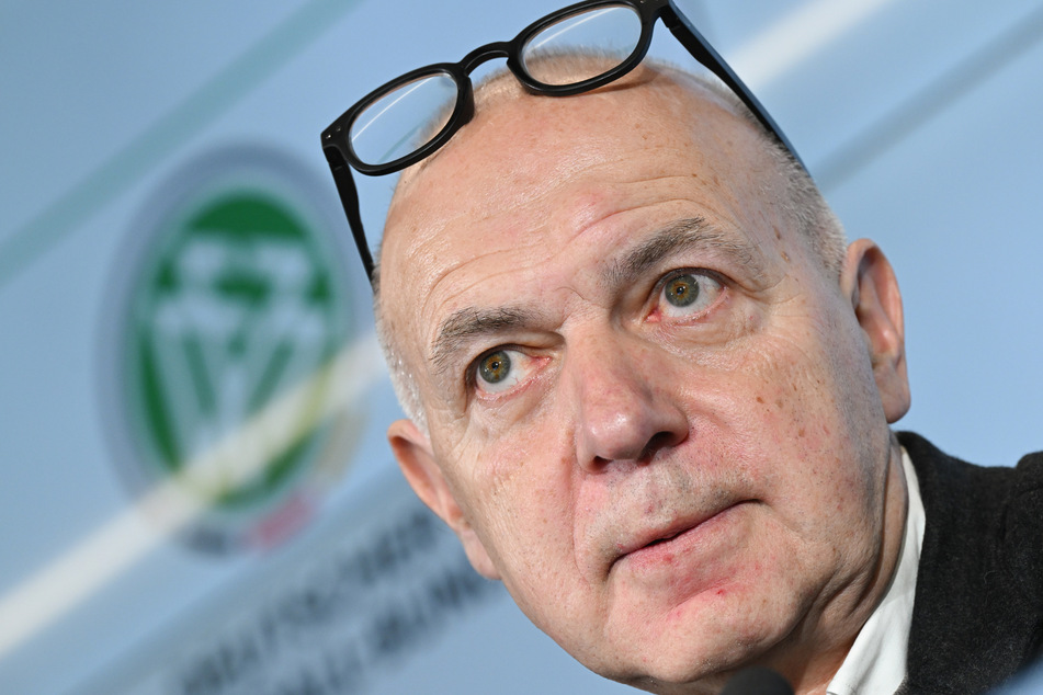 Angespannte Miene: DFB-Präsident Bernd Neuendorf (61) kann mit Blick auf die Zahlen in seinem ersten Amtsjahr nicht zufrieden sein.