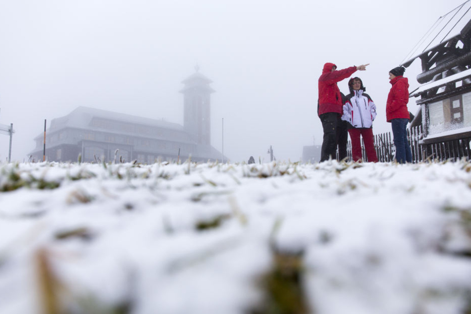 Der Fichtelberg zeigt sich am Wochenenden mit Neuschnee und Nebel.