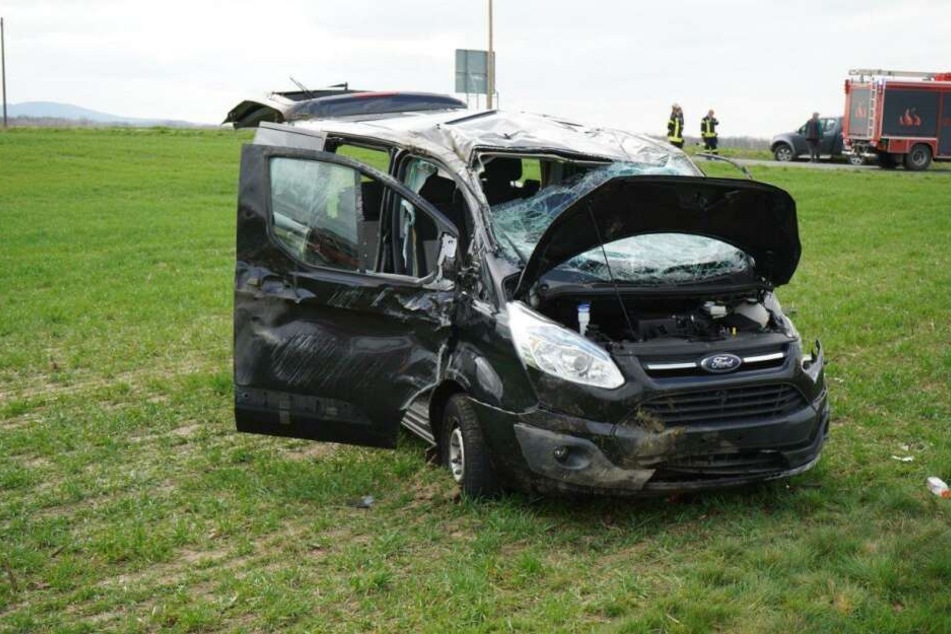 Im Ford saßen bei dem Unfall eine Mutter mit ihren zwei Kindern. Sie wurde alle drei schwer verletzt.