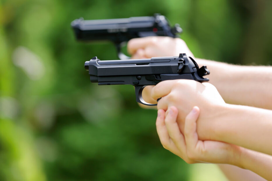 Die Polizei vermutet, dass eine Luftdruckpistole die Tatwaffe sein könnte (Symbolbild).