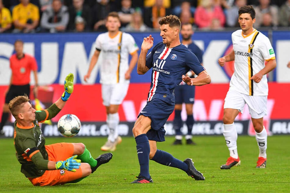 Kevin Broll wirft sich vor PSG-Star Thomas Meunier. Broll scheint derzeit die besten Karten im Torhüter-Dreikampf zu haben.
