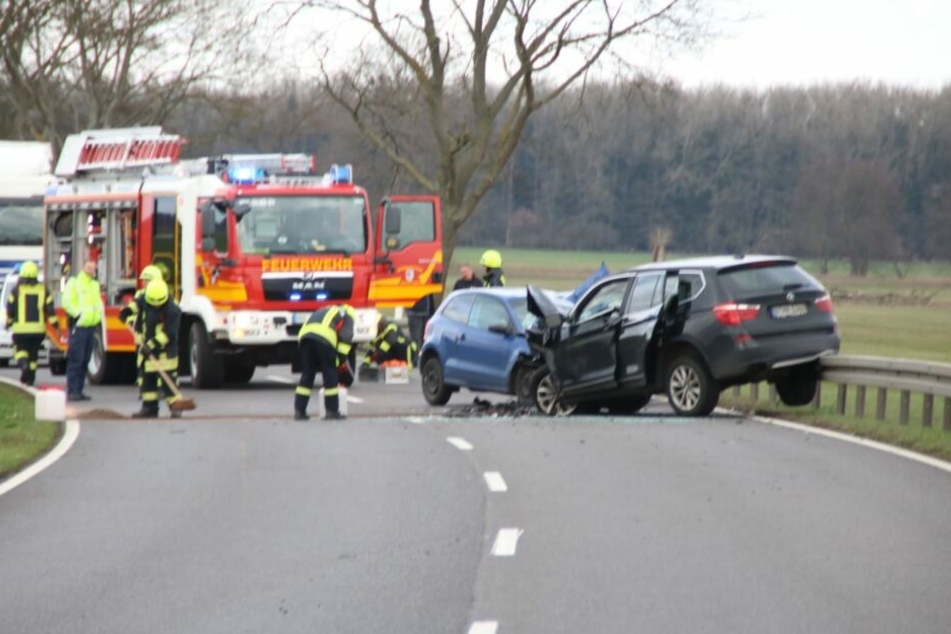 Die Feuerwehr musst anrücken um die Fahrbahn zu räumen.