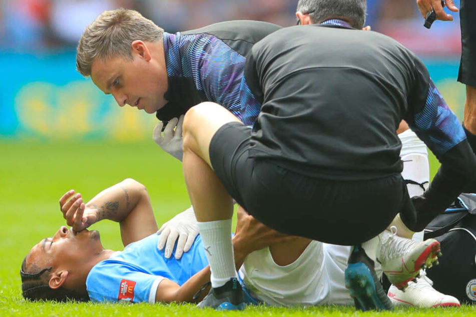 Leroy Sané hat sich im Duell mit dem FC Liverpool am rechten Knie verletzt.