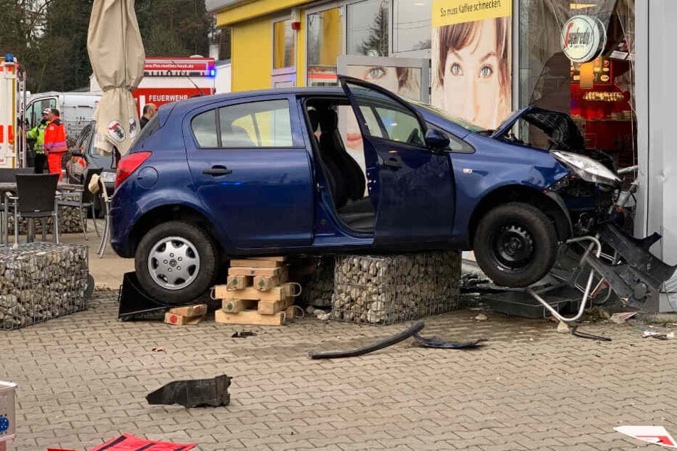 Der Opel Corsa krachte in das Tankstellengebäude.