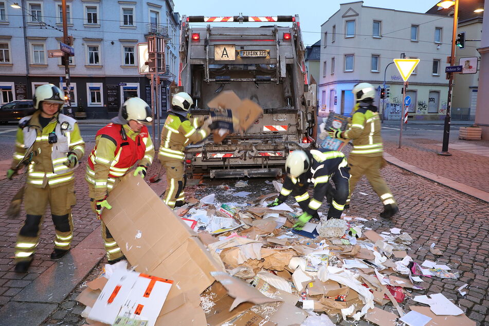 An der Oschatzer Straße war ein Obdachloser samt Inhalt eines Papiercontainers in einem Müllauto gelandet.