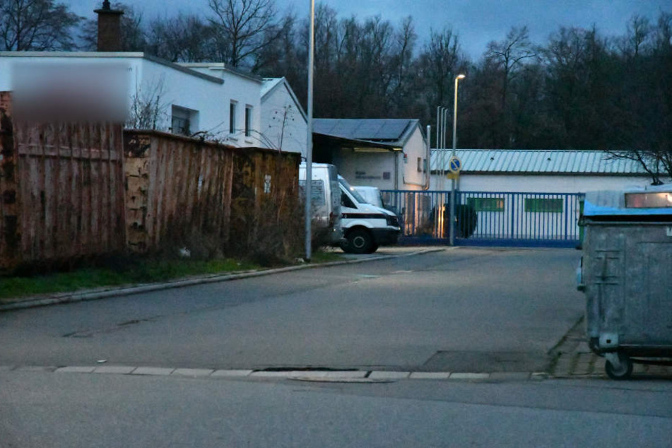 Die Polizeibeamten konnten drei Tatverdächtige vorläufig festgenommen.