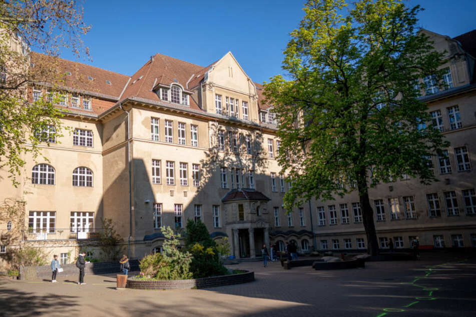 Die Berliner Schulhöfe sollen saniert und verschönert werden. Allerdings wären die finanziellen Mittel für die Modernisierung der oftmals schlechten technischen Ausstattung an Berliner Schulen wohl besser aufgehoben. (Symbolfoto)