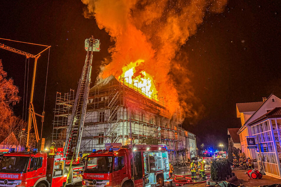 Der Dachstuhl geriet aus bislang ungeklärten Gründen in Brand.