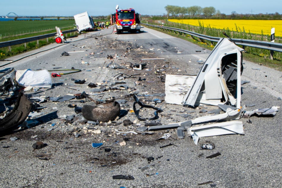 Der Unfall sorgte für ein riesiges Trümmerfeld auf der B207.