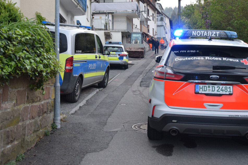 Polizei und Notarzt vor Ort in Schriesheim: Hier wurde ein Mann lebensgefährlich verletzt.