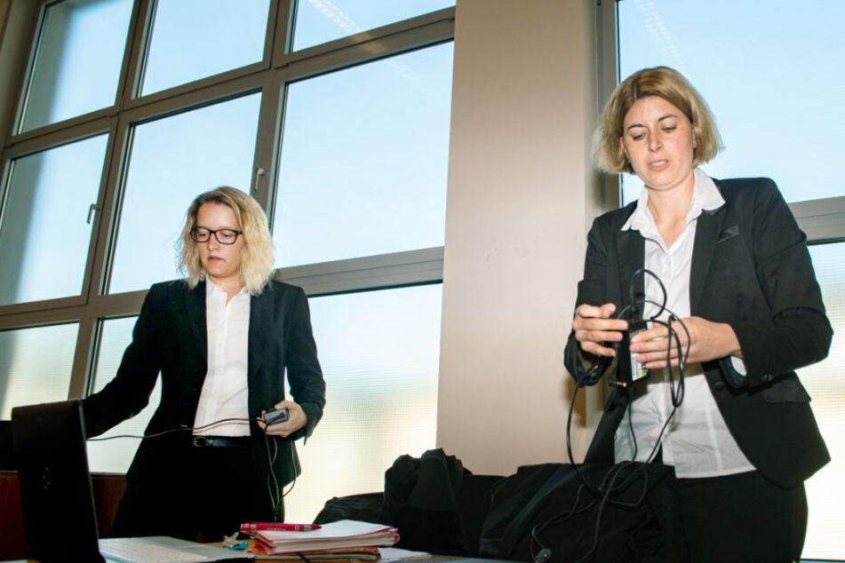Die beiden Staatsanwältinnen Helena Werpup (r.) und Jacqueline Kleine-Flaßbeck fordern saftige Gefängnisstrafen für die beiden Angeklagten.