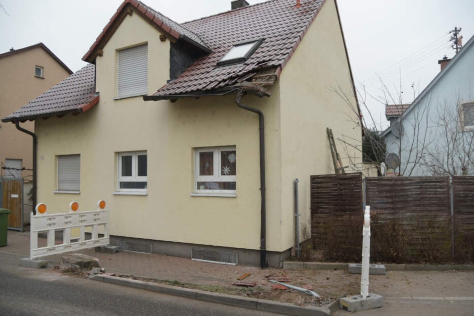 Das Dach des Hauses wurde stark beschädigt.