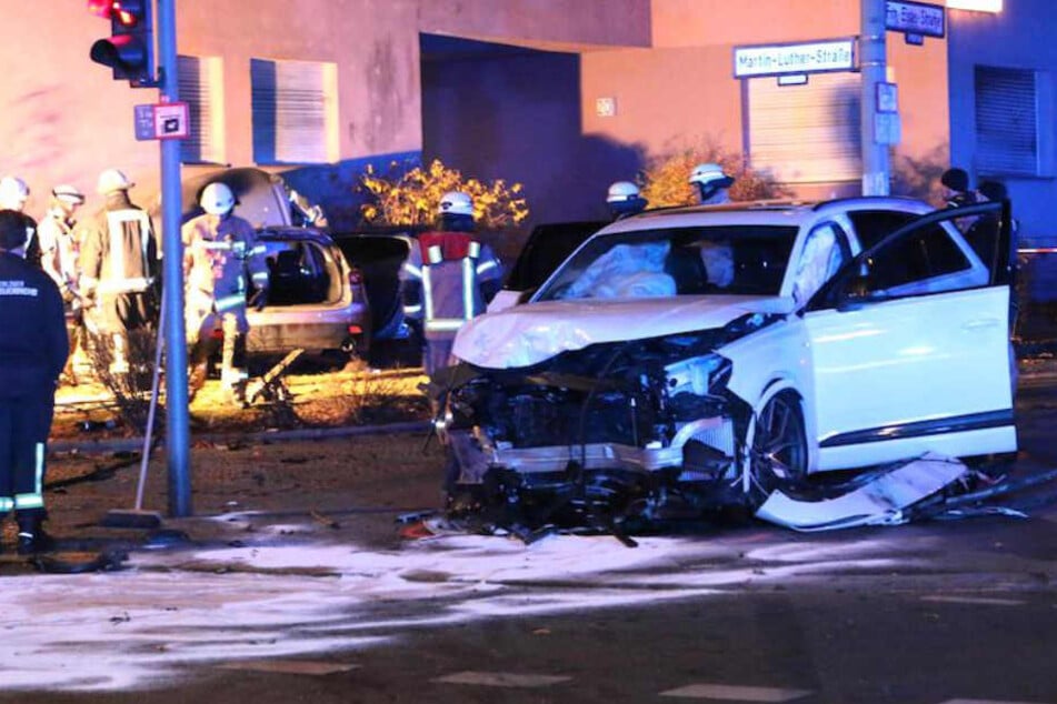 Die beiden Männer ließen den völlig zerstörten Audi einfach zurück – und die eingeklemmte Frau in ihrem Mazda.