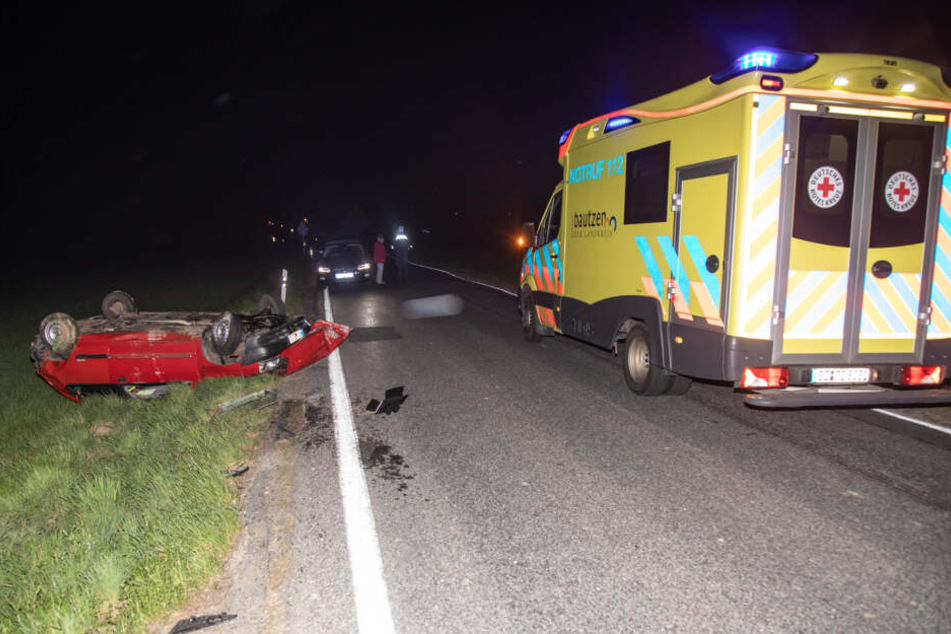 Der Mann überschlug sich mit dem Auto und landete im Straßengraben.