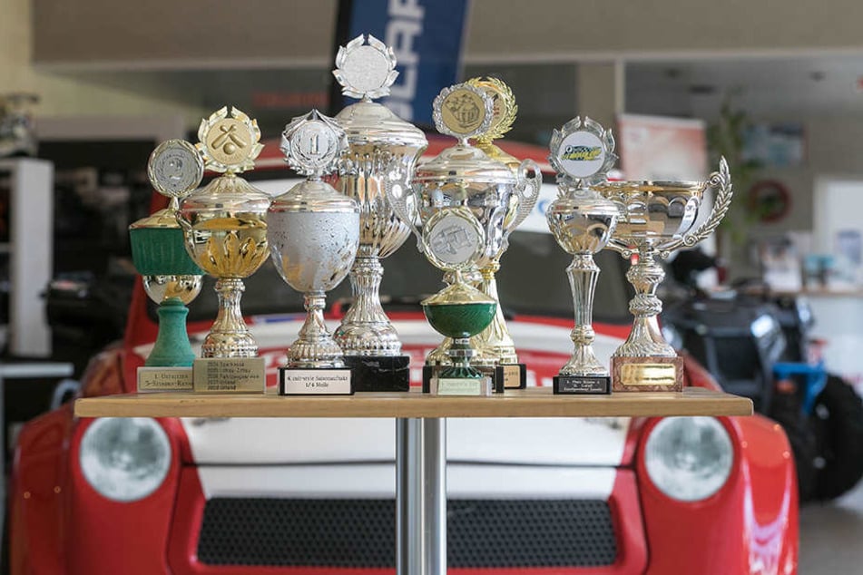 Jahrelang sahnte der Trabi Pokale bei Rennen ab. Diese sind im Autohaus "Fahrzeugservice Urland" in Strahwalde ausgestellt, wo auch der Trabi steht.