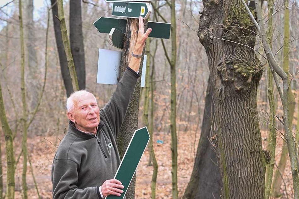 Hans Bürger (84) kümmert sich seit 1992 um die Markierung und Beschilderung von rund 24 Kilometern Wanderweg in der Dresdner Heide.