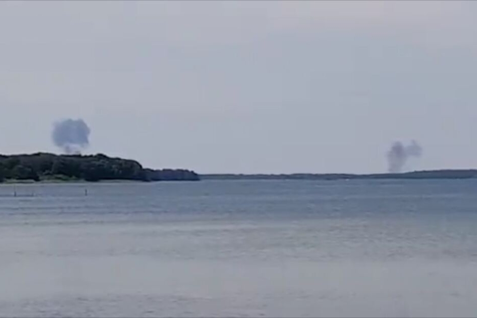 Zwei Rauchwolken steigen hinter dem nördlichen Fleesensee auf.