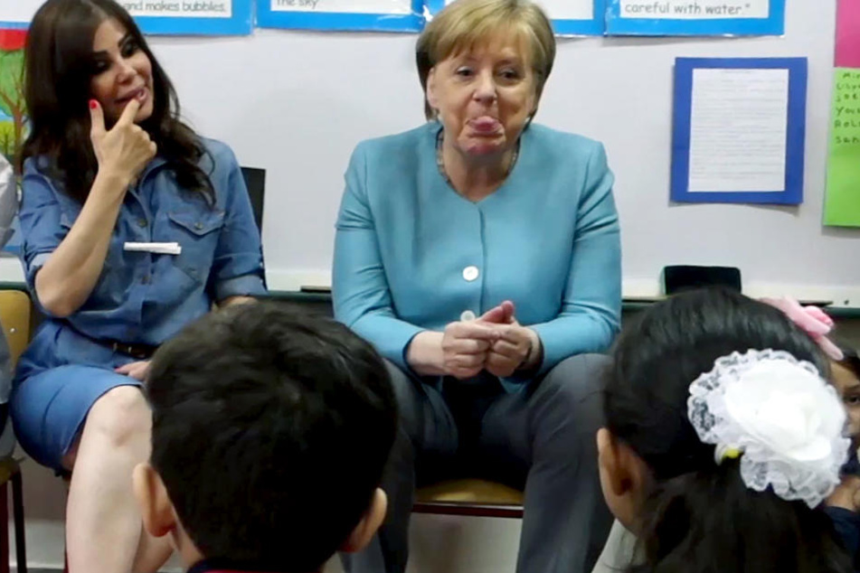 Frech streckt sie den Kindern die Zunge raus.