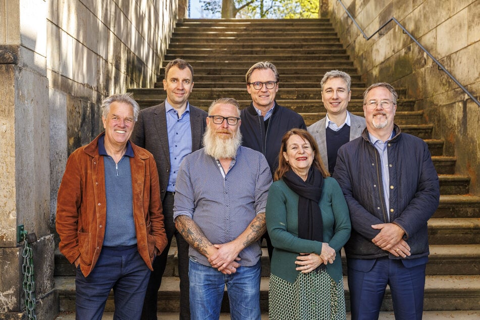 Die Vorstände des neuen Fördervereins "Dresdner Elbschlösser": Carsten Dietmann (63, v.l.), Lars Knüpfer (50), Lutz Müller (52), Kulturveranstalter Mirco Meinel (53), Christiane Filius-Jehne (69), Baubürgermeister Stephan Kühn (46) und Uwe Schmidt (51).