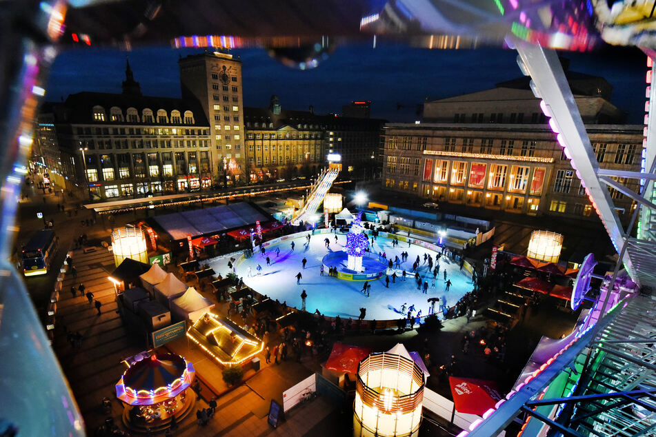 Eislaufen, Eisstockschießen, Glühwein: Auf dem Augustusplatz findet könnt Ihr Winter-Feeling pur genießen. (Archivbild)