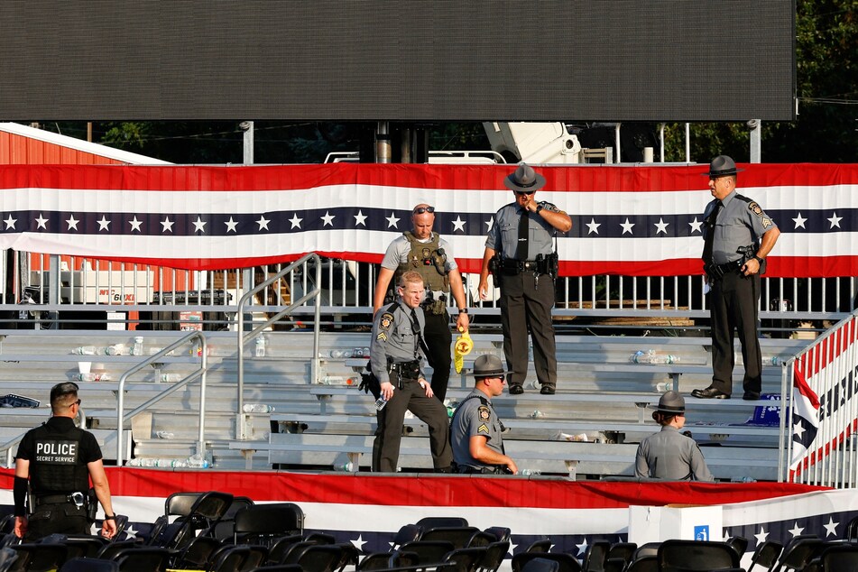 In video taken moments after Donald Trum was nearly assassinated, an officer told others he warned the Secret Service about the roof the shots came from.