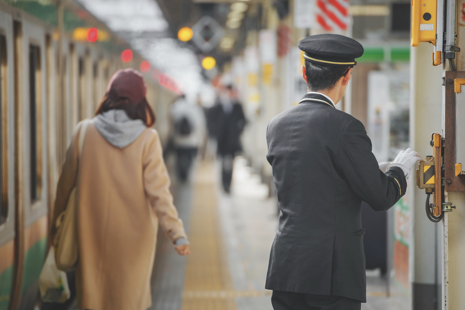 Bei Schichtende hat ein Bahnhofsmitarbeiter in Tokio eine Leiche in einem Zug gefunden. (Symbolbild)