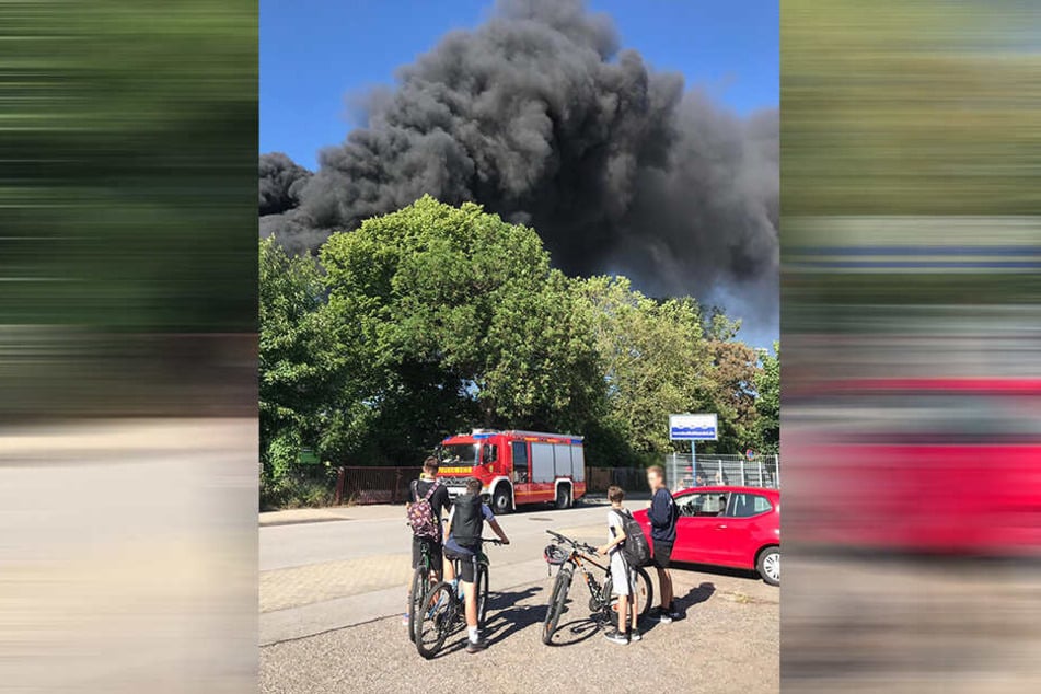 Der Brand soll sich auf einem alten Gewerbegebiet zutragen.