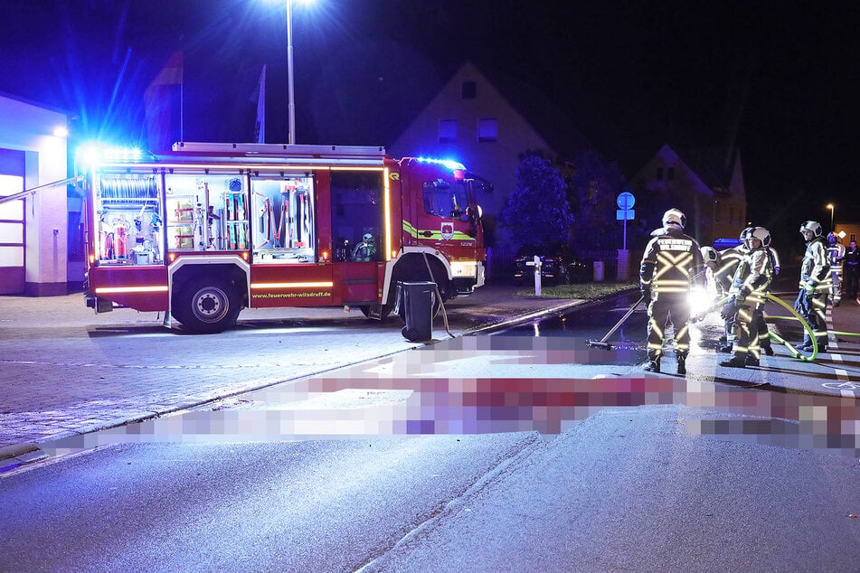 Bis 1 Uhr reinigten die Feuerwehrleute die Tharandter Straße.