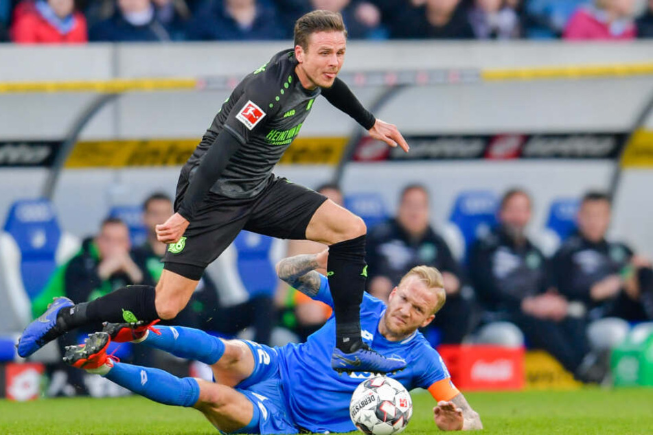 Er ist einer der vielen wichtigen Säulen, die gegen Frankfurt fehlen werden: TSG-Kapitän Kevin Vogt (grätschend im Bild).