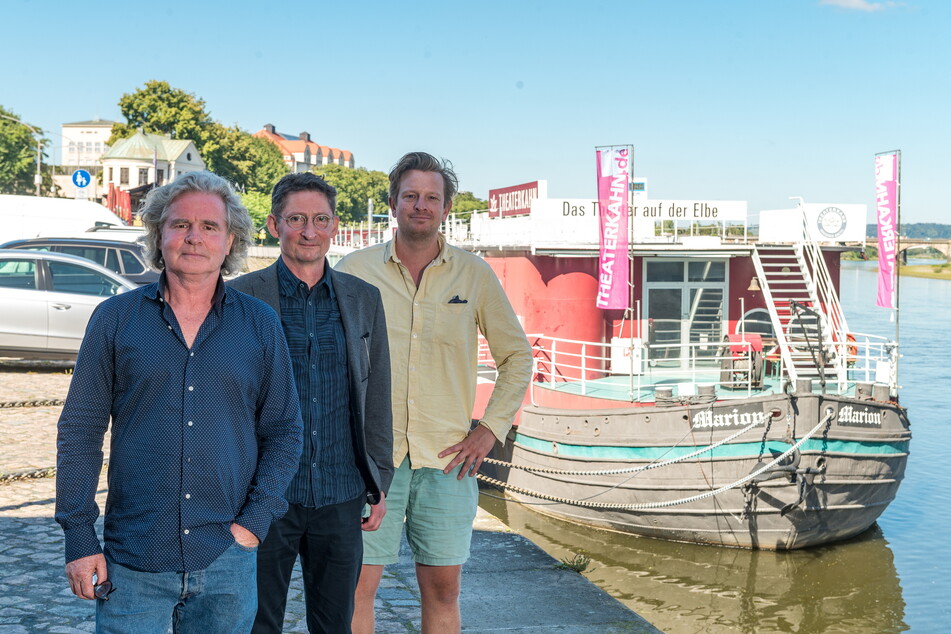 "Tatortreiniger"-Trio am Theaterkahn (v.l.): Thomas Stecher (62), Holger Böhme (58), Benjamin Pauquet (39).