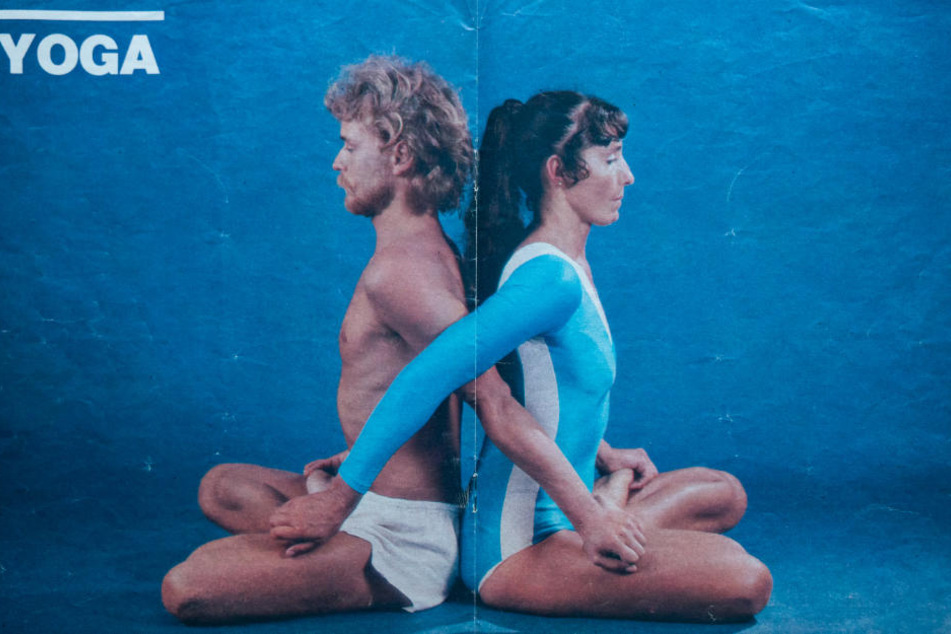 In einer Yoga-Broschüre turnt Inge Schönfelder Übungen mit einem ihrer Schüler.